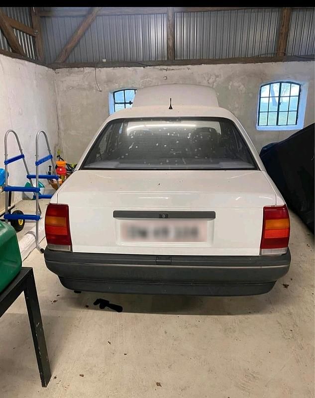Weiß Gebraucht 1988 Opel Omega Limousine | 6.666 € - Bild 1/4