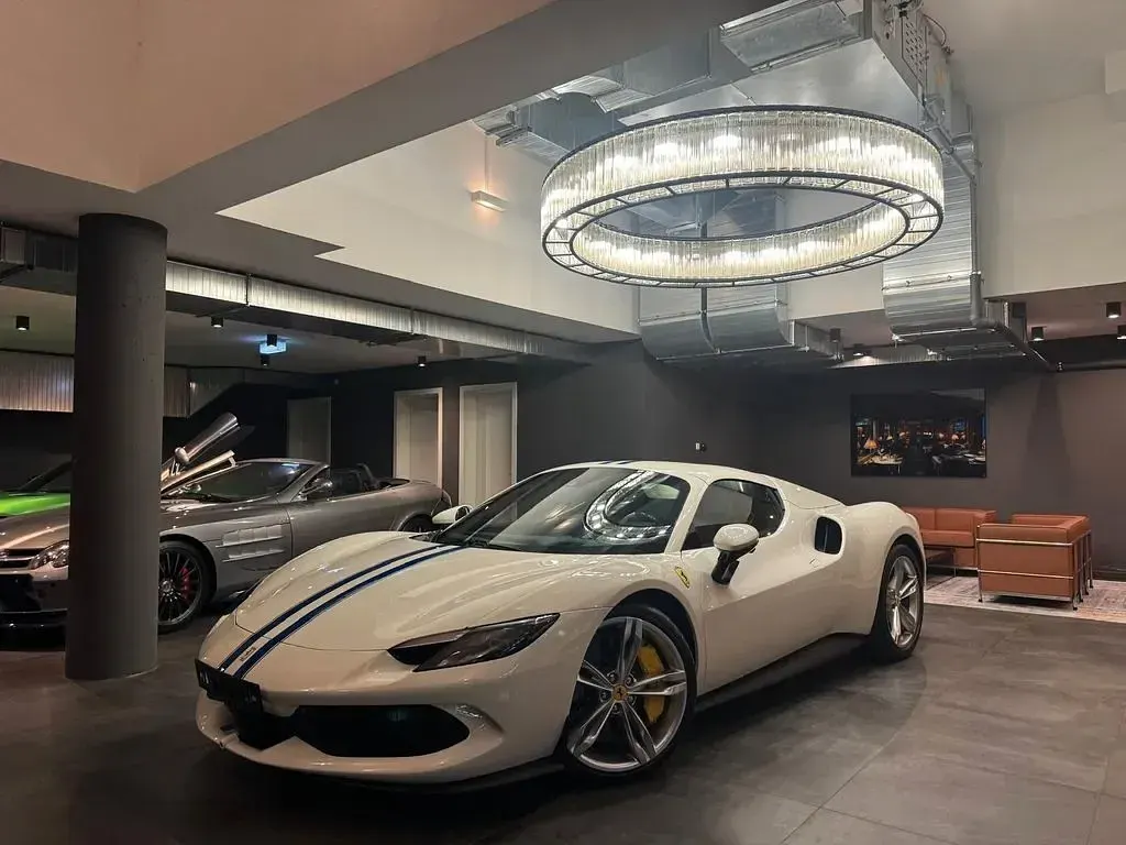 Gebraucht Ferrari 296 829 PS (609 kW) 2025 Weiß Cabrio