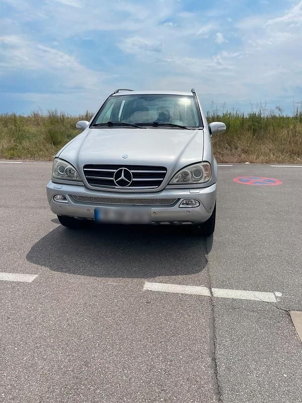 Grau Gebraucht 2003 Mercedes ML400 SUV | 3.000 € (Guter Preis) - Bild 1/4