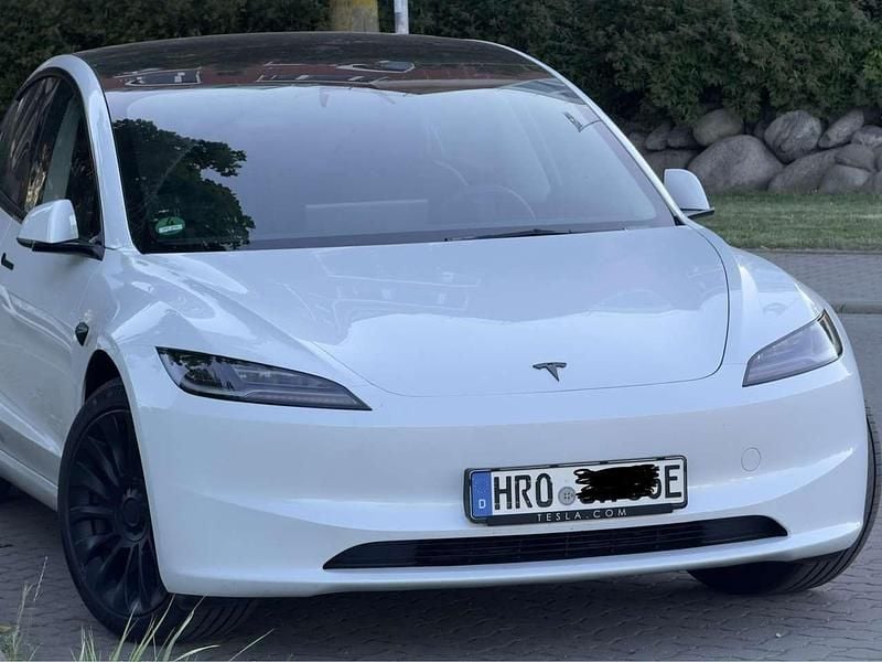 Weiß Gebraucht 2024 Tesla Model 3 Limousine | 32.500 € (Fairer Preis) - Bild 1/4