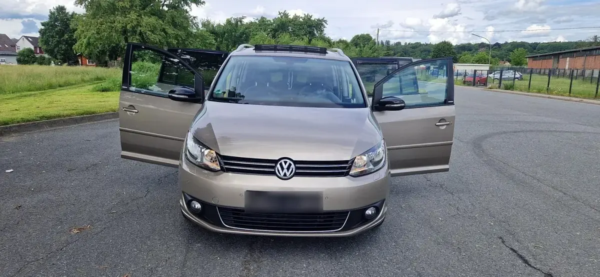 Gebraucht VW Touran Style 105 PS (77 kW) 2012 Gold Van / Kleinbus