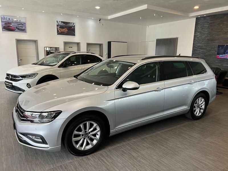 Silber Gebraucht 2021 VW Passat Kombi | 16.485 € (Fairer Preis) - Bild 1/4