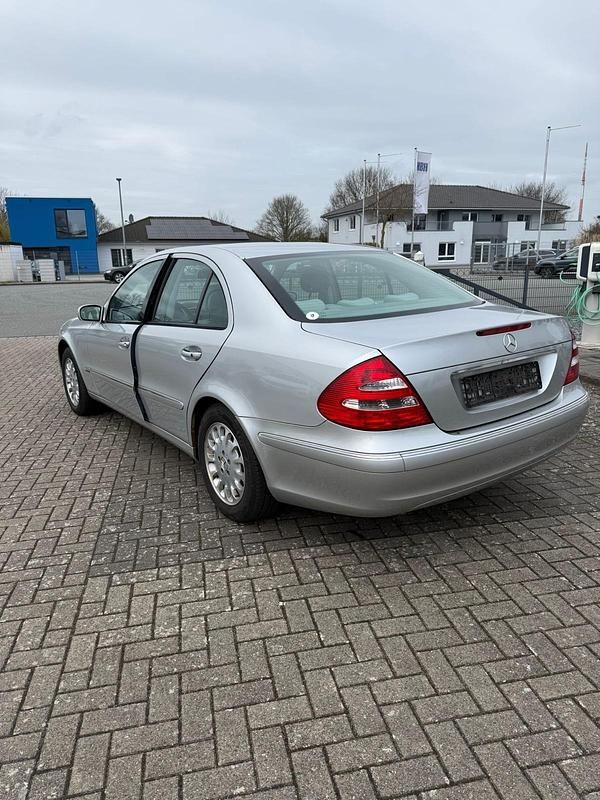 Gebraucht Mercedes E240 177 PS (130 kW) 2002 Silber Limousine