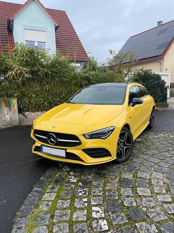 Gelb Gebraucht 2021 Mercedes CLA250e Shooting Brake AMG line Kombi | 26.000 € (Guter Preis) - Bild 1/4