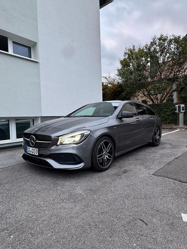 Grau Gebraucht 2017 Mercedes CLA220 Edition Limousine | 14.999 € (Guter Preis) - Bild 1/4