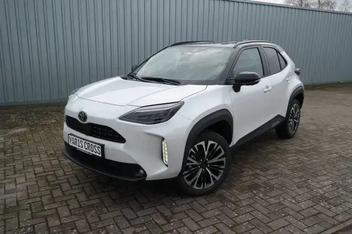 Platinum white pearl mc. (089)/ black mica (209) Neu 2025 Toyota Yaris Hybrid Plus | 36.990 € - Bild 1/4