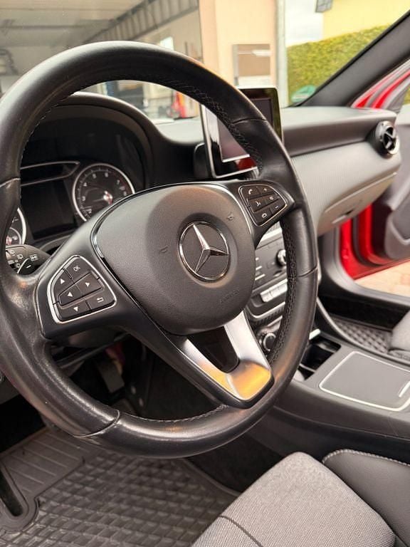 Gebraucht Mercedes GLA200 156 PS (114 kW) 2019 Rot SUV