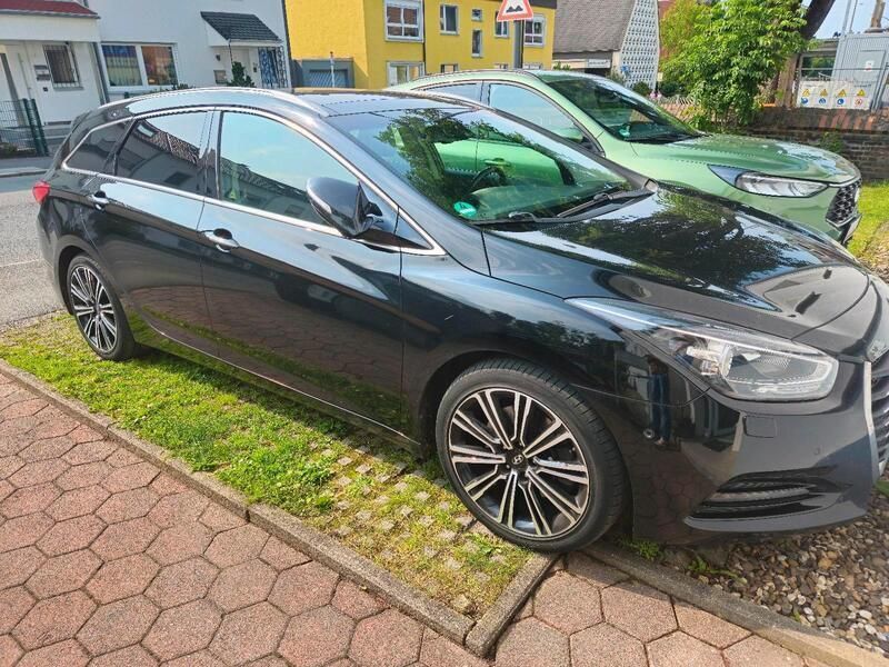 Schwarz Gebraucht 2018 Hyundai i40 Premium Kombi | 11.000 € (Superpreis) - Bild 1/4