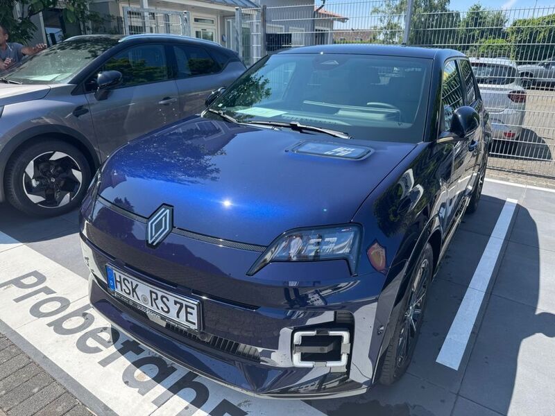 Blau Gebraucht 2024 Renault R5 Kleinwagen | 34.990 € (Etwas zu teuer) - Bild 1/4