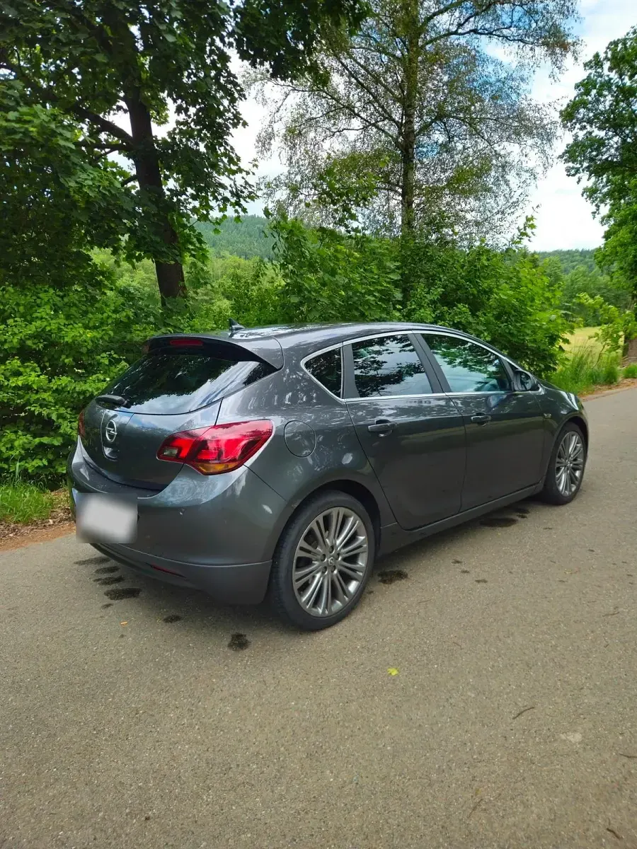 Gebraucht Opel Astra 140 PS (102 kW) 2012 Grau Limousine