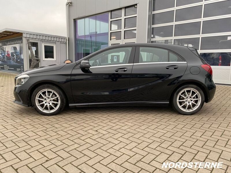 Gebraucht Mercedes A180 Urban 122 PS (89 kW) 2016 Schwarz metallic Limousine