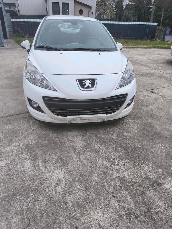 Gebraucht Peugeot 207 70 PS (51 kW) 2011 Weiß Kleinwagen