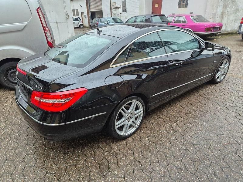 Gebraucht Mercedes E200 184 PS (135 kW) 2010 Schwarz Coupé