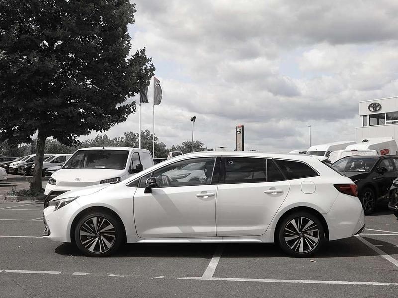 Neu Toyota Corolla 178 PS (130 kW) 2025 Platinumweiß Kombi