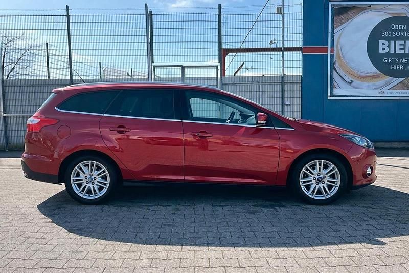Gebraucht Ford Focus Titanium 125 PS (91 kW) 2014 Rot Kombi