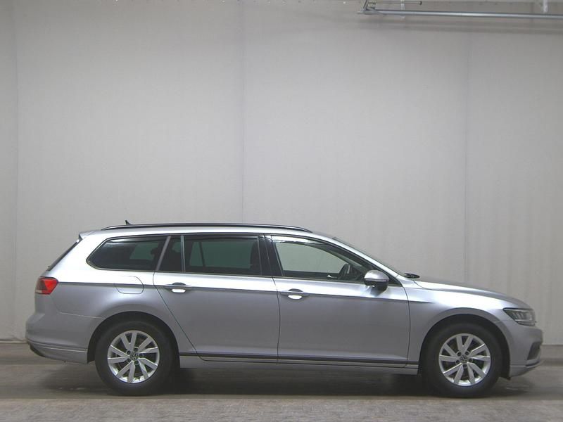 Gebraucht VW Passat 150 PS (110 kW) 2023 Silber Limousine