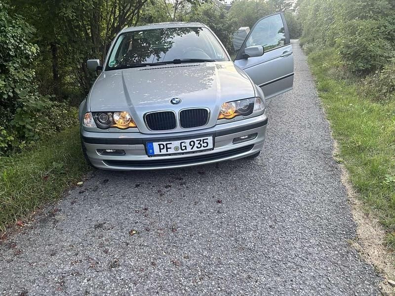 Silber Gebraucht 2000 BMW 318 Limousine | 12.999 € - Bild 1/4
