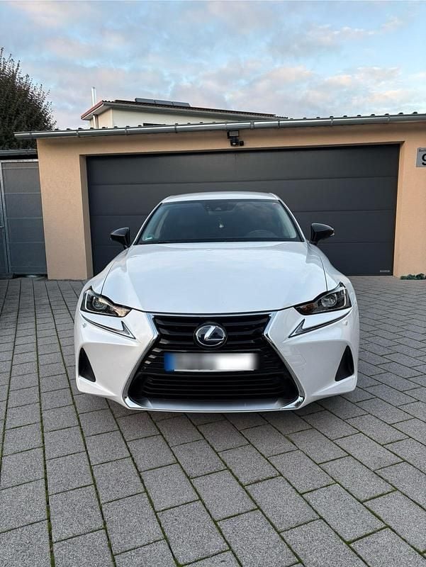 Weiß Gebraucht 2018 Lexus IS300h Limousine | 29.800 € - Bild 1/4