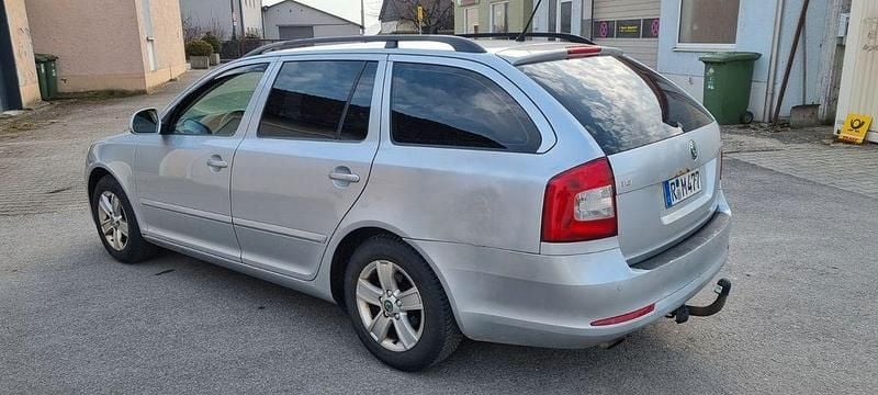 Gebraucht Skoda Octavia Elegance 105 PS (77 kW) 2011 Silber Kombi