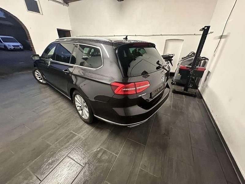 Mangangrau metallic Gebraucht 2017 VW Passat Highline Kombi | 11.750 € (Superpreis) - Bild 1/4