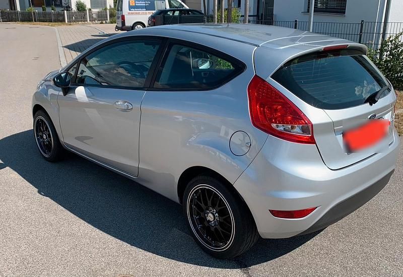 Gebraucht Ford Fiesta 81 PS (59 kW) 2012 Silber Kleinwagen