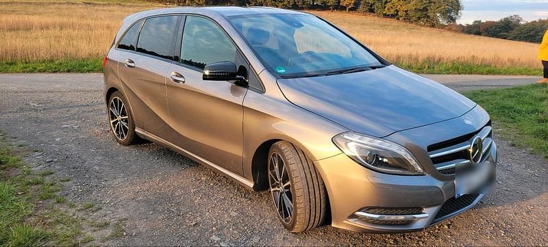 Gebraucht Mercedes B200 156 PS (114 kW) 2014 Grau Van / Kleinbus