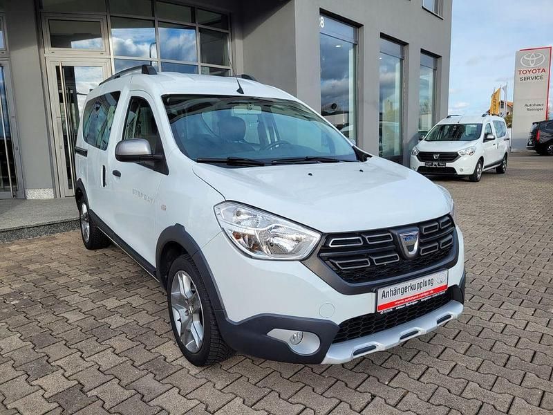 Glacier weiß Gebraucht 2021 Dacia Dokker Stepway Van / Kleinbus | 17.700 € (Fairer Preis) - Bild 1/4