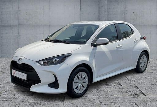 Neu Toyota Yaris Hybrid Comfort 116 PS (85 kW) 2025 Weiß Limousine