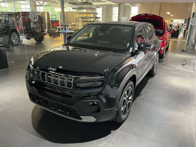 Neu Jeep Avenger Summit 110 PS (80 kW) 2025 Schwarz SUV
