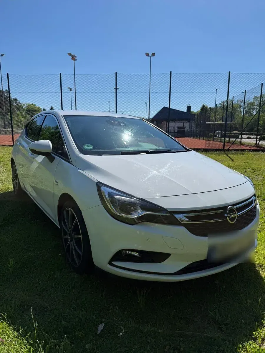 Używany Opel Astra Dynamic 150 KM (110 kW) 2017 Biały Sedan/Limuzyna