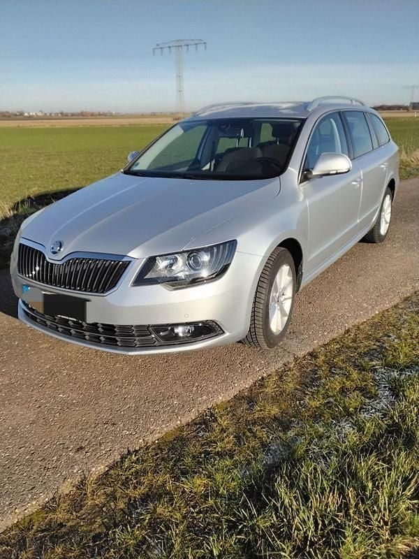 Silber Gebraucht 2015 Skoda Superb Ambition Kombi | 8.300 € - Bild 1/4
