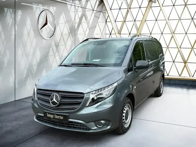 Gebraucht Mercedes Vito 163 PS (119 kW) 2023 Selenitgrau metallic Van