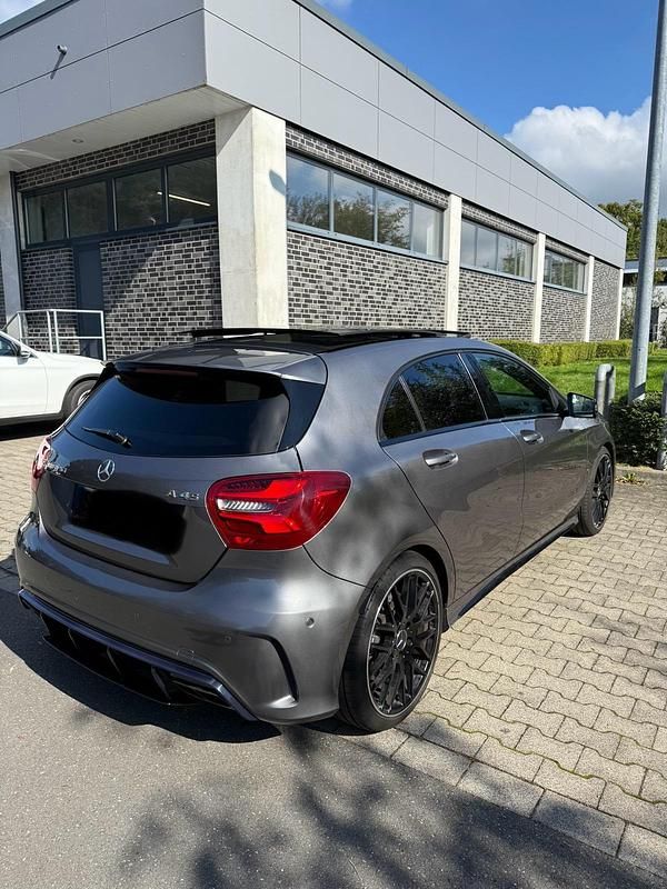 Grau Gebraucht 2017 Mercedes A45 AMG AMG Limousine | 24.950 € (Fairer Preis) - Bild 1/4