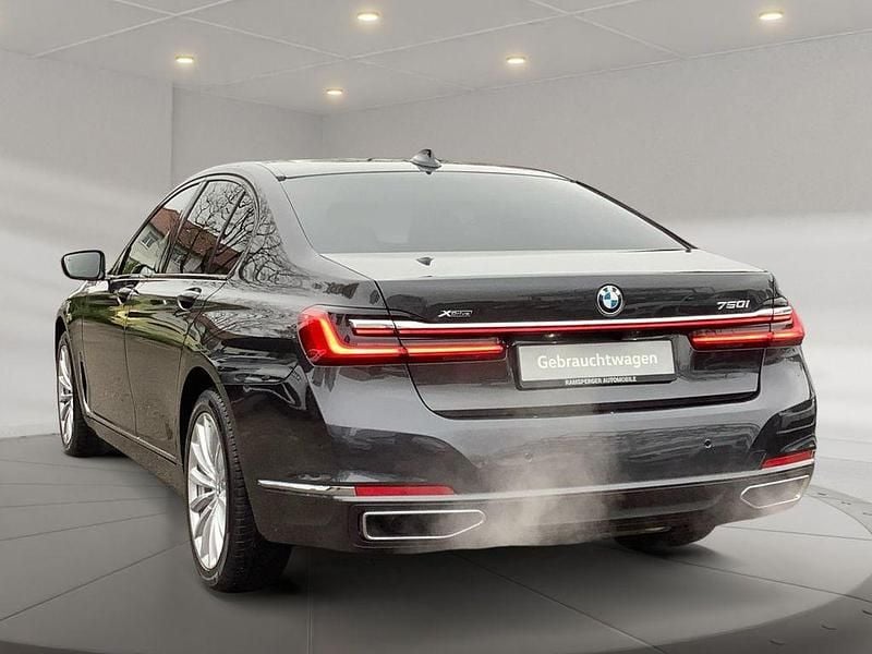 Gebraucht BMW 750 Performance 530 PS (389 kW) 2022 Grau Limousine