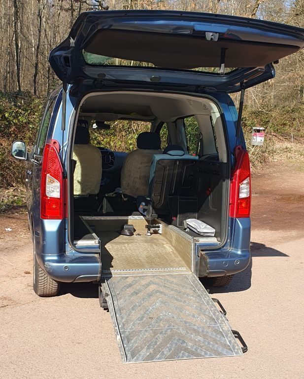 Blau Gebraucht 2010 Citroën Berlingo Van / Kleinbus | 13.990 € - Bild 1/4