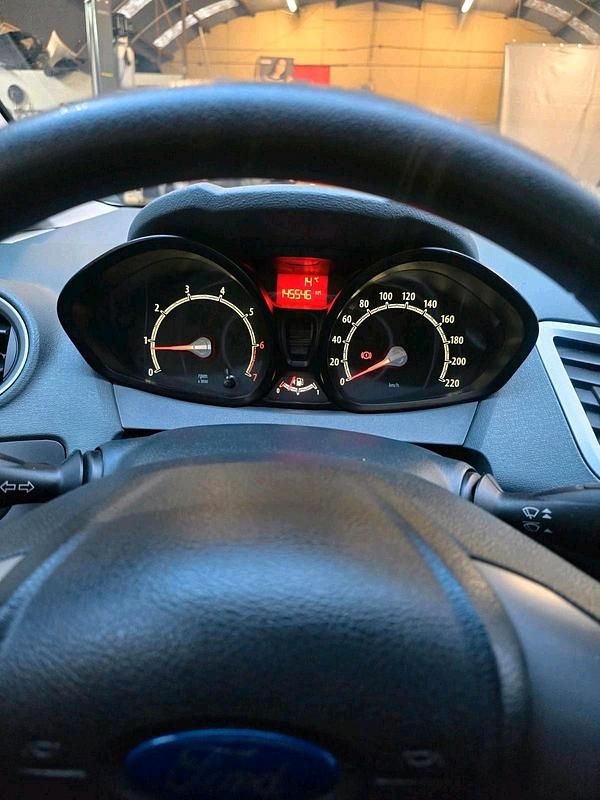 Gebraucht Ford Fiesta 60 PS (44 kW) 2010 Weiß Kleinwagen