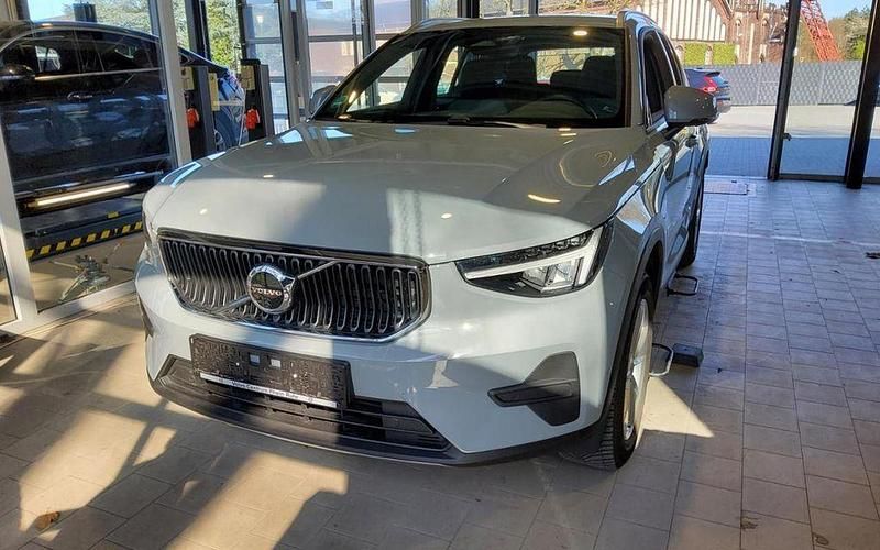 Gebraucht Volvo XC40 Core 163 PS (119 kW) 2024 Grau vapour grey / metallic SUV