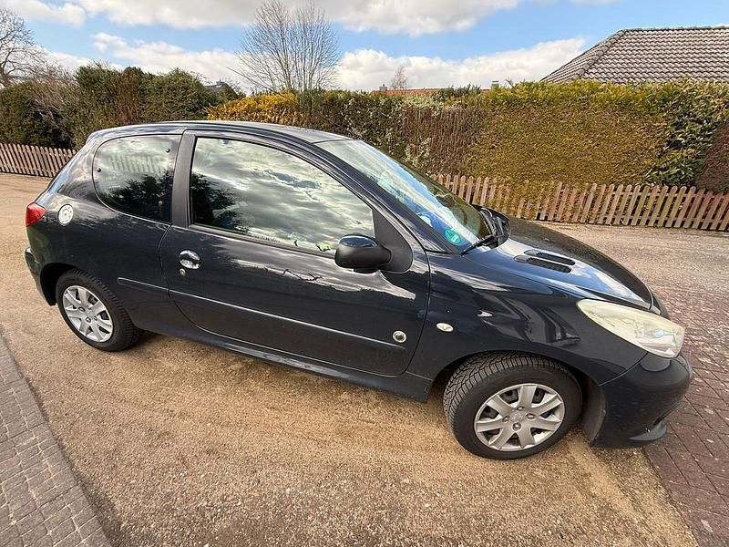 Gebraucht Peugeot 206 70 PS (51 kW) 2012 Grau Kleinwagen