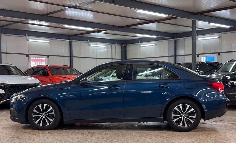 Gebraucht Mercedes A180 116 PS (85 kW) 2020 Blau Limousine