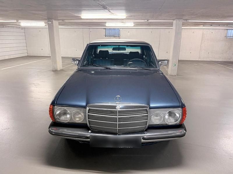 Second-hand Mercedes E250 140 CP (102 kW) 1981 Albastru Berlinǎ
