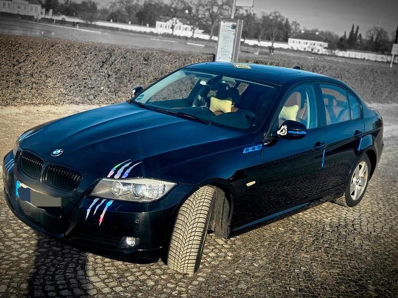 Gebraucht BMW 318 143 PS (105 kW) 2011 Schwarz Limousine