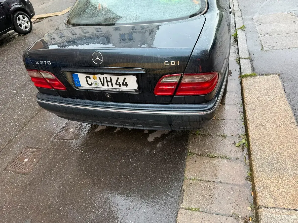 Gebraucht Mercedes E270 173 PS (127 kW) 2001 Blau Limousine