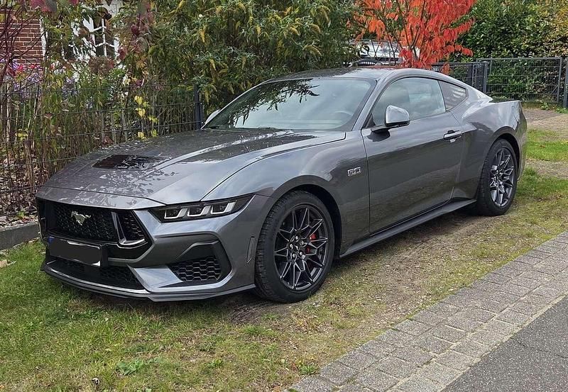Grau Gebraucht 2024 Ford Mustang Coupé | 47.900 € (Fairer Preis) - Bild 1/4