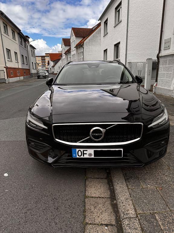 Gebraucht Volvo V60 Core 163 PS (119 kW) 2024 Schwarz Kombi