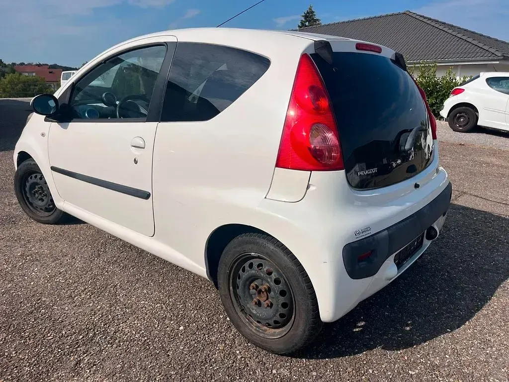 Gebraucht Peugeot 107 Filou 68 PS (50 kW) 2011 Weiß Kleinwagen