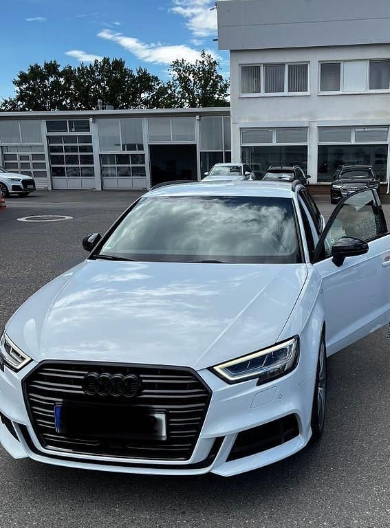 Weiß Gebraucht 2018 Audi A3 Sportback S-Line Limousine | 19.990 € (Fairer Preis) - Bild 1/4