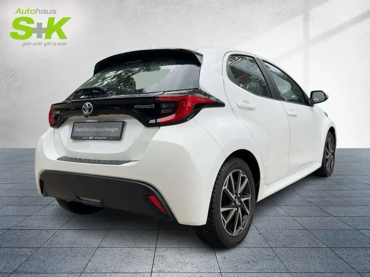 Gebraucht Toyota Yaris Basis 116 PS (85 kW) 2023 Schneeweiß Kleinwagen
