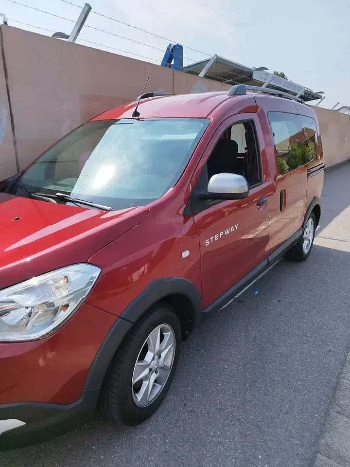 Gebraucht Dacia Dokker Stepway 131 PS (96 kW) 2021 Rot Van / Kleinbus
