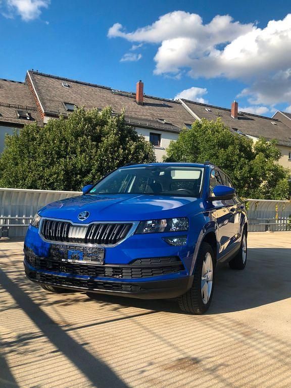 Blau Gebraucht 2020 Skoda Karoq Ambition SUV | 21.500 € (Superpreis) - Bild 1/4