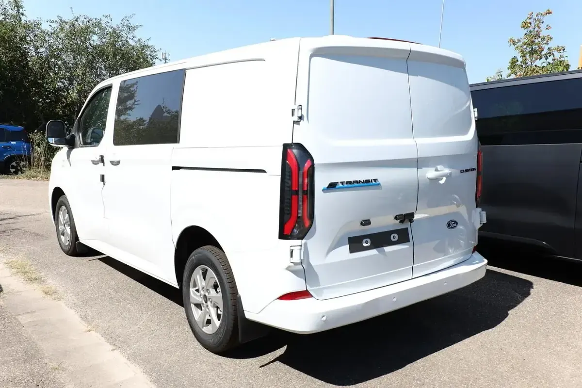 Neu Ford E-Transit Limited 100 kW (136 PS) 2026 Frozen white Van